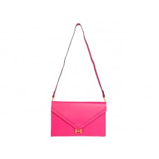 Hermes Pilot Envelope Clutch in felroze met goudkleurige hardware.