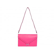 Hermes Pilot Envelope Clutch in felroze met zilverkleurige hardware.