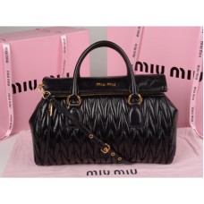 Miu Miu handtas met ritssluiting van geglazuurd matelasséleer, zwart