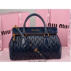 Miu Miu handtas met ritssluiting van geglazuurd matelasséleer, blauw