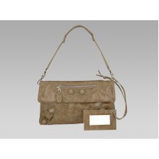 Balenciaga Giant Envelope in lichtbruin leer