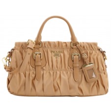 Prada Tessuto Gaufre nylon tas met handvat aan de bovenzijde beige