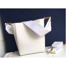 Celine Sangle kleine bucket bag van zacht generfd kalfsleer in wit.