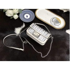 Fendi kleine baguette tas in wit PU