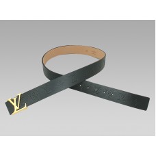 Leren riem met Louis Vuitton initialen in reliëf en gouden gesp.