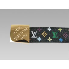 Zwarte, veelkleurige riem met gouden gesp en schuin Louis Vuitton-logo.