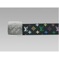 Zwarte, veelkleurige riem met zilveren gesp en schuin Louis Vuitton-logo.