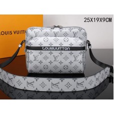 Louis Vuitton Messenger PM Monogram Overig Zilver m43827